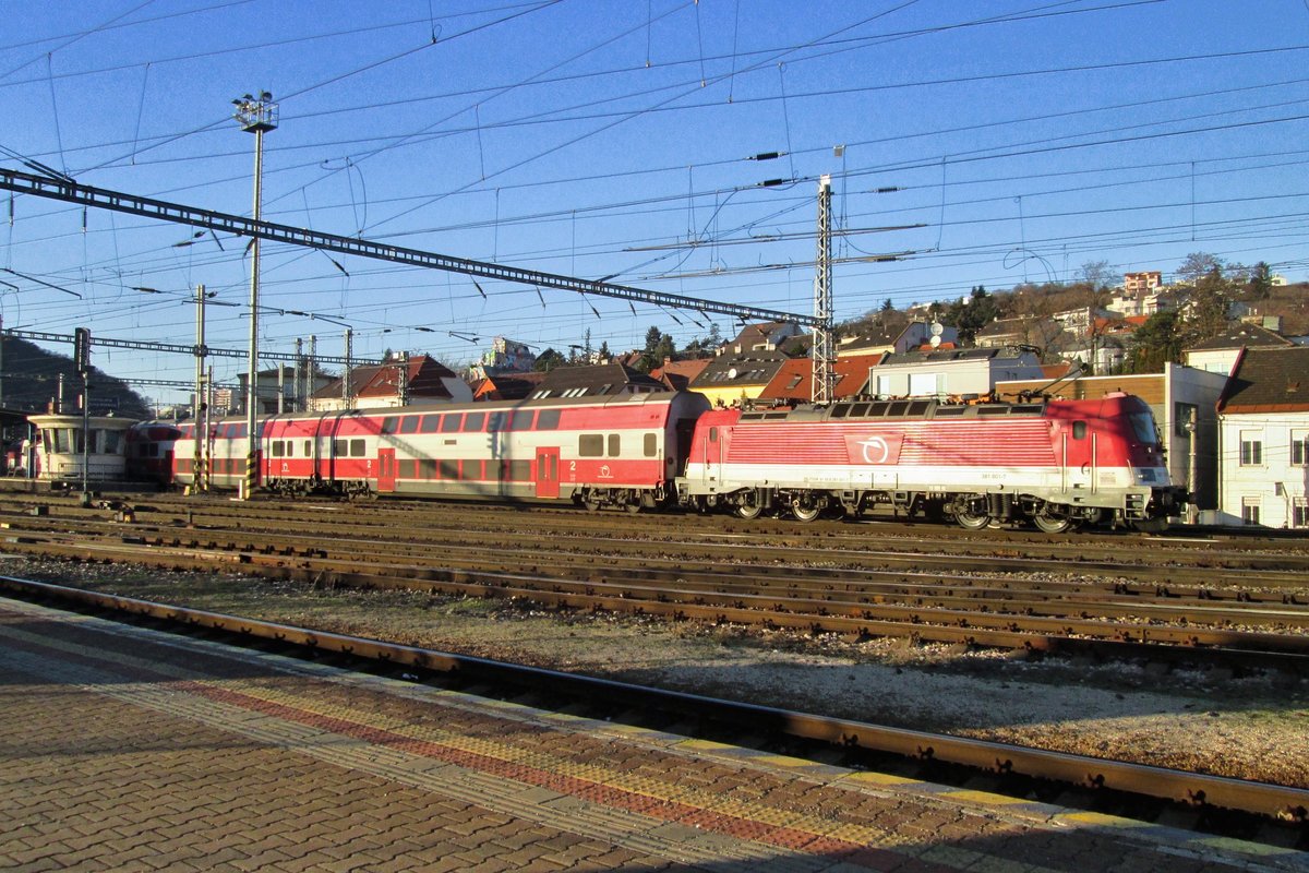 Am Sylvester 2016 verlässt 381 001 mit ein Regionalzug Bratislava hl.st.