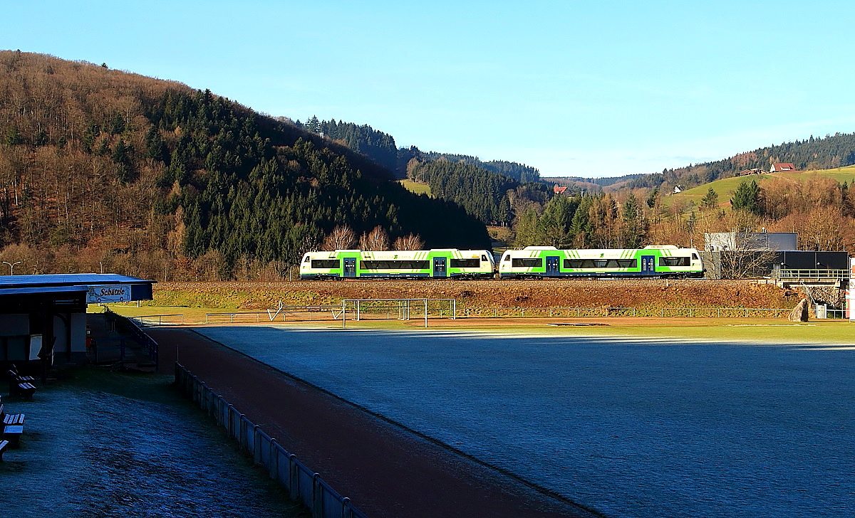 Am Sylvestertag 2013 fährt eine Regio-Shuttle-Doppeltraktion am Fussballplatz von Elzach vorbei nach Freiburg