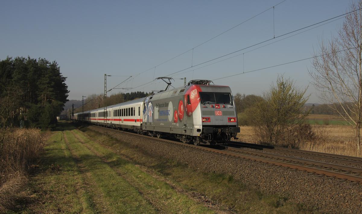 Am Tag als Bayern München durch einen Sieg bei Hertha BSC Deutscher Fußballmeister 2014 wurde, war 101114  Hertha BSC  vor dem IC 2212 im Einsatz.
Um 09.15 Uhr kam mir der Zug am 25.3.2014 in Lengerich Schollbruch vor die Linse gefahren.