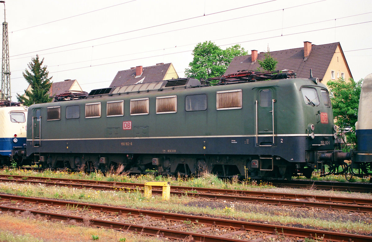 Am  Tag der Arbeit , 1. Mai 2000, hat 150 162 im Bahnhof Freilassing dienstfrei.
