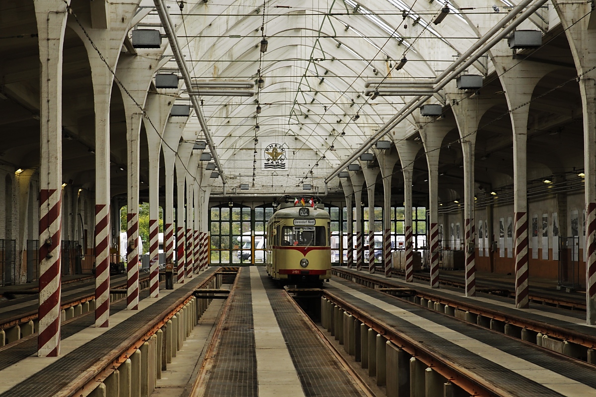 Am  Tag des offenen Denkmals  (08.09.2019) öffnete der frühere Rheinbahn-Betriebshof  Am Steinberg  seine Pforten für Besucher, die dort die umfangreiche historische Straßenbahnsammlung der Rheinbahn und des Vereins  Linie D  besichtigen konnten. Etwas verloren präsentierte sich in einer der Hallen der Achtachser 2151, der z. Zt. aufgearbeitet wird. Dafür kommt so die Architektur des 1908 gebauten Betriebshofes zur Geltung. Zum Zeitpunkt der Eröffnung galt der in Spannbetonweise errichtete Bau mit seinen lichtdurchfluteten Dächern und zierlichen Spitzbögen als hochmodern. Heute steht er unter Denkmalschutz und soll (hoffentlich bald !) die historischen Straßenbahnen beheimaten.