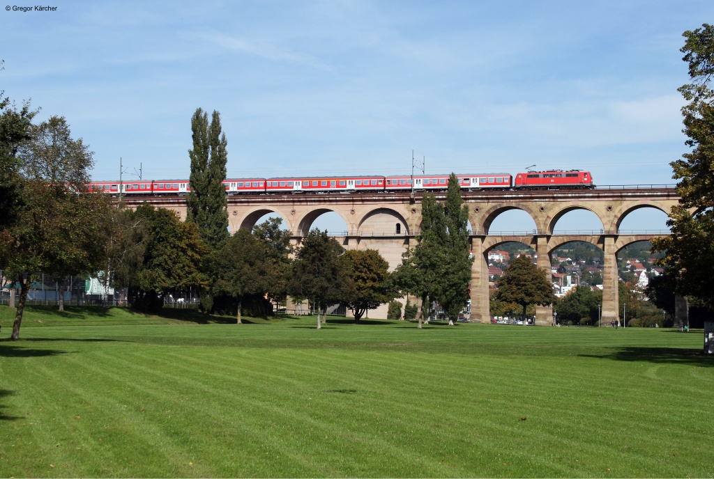 Am Tag der deutschen Einheit wurde das Platzangebot im IRE-Verkehr Karlsruhe-Stuttgart verdoppelt. Aus diesem Grund waren an diesem Tag wieder die Silberlinge planmig auf der KBS 770 unterwegs. So zieht am 03.10.2013 eine BR 111 den RE 19533 (Karlsruhe-Stuttgart) ber den Bietigheimer Enzviadukt. Leider sind die Silberlinge dort kein alltgliches Motiv mehr, denn im Alltag fahren hier im PNV der DB nur 146 mit Dostos und ET 425.