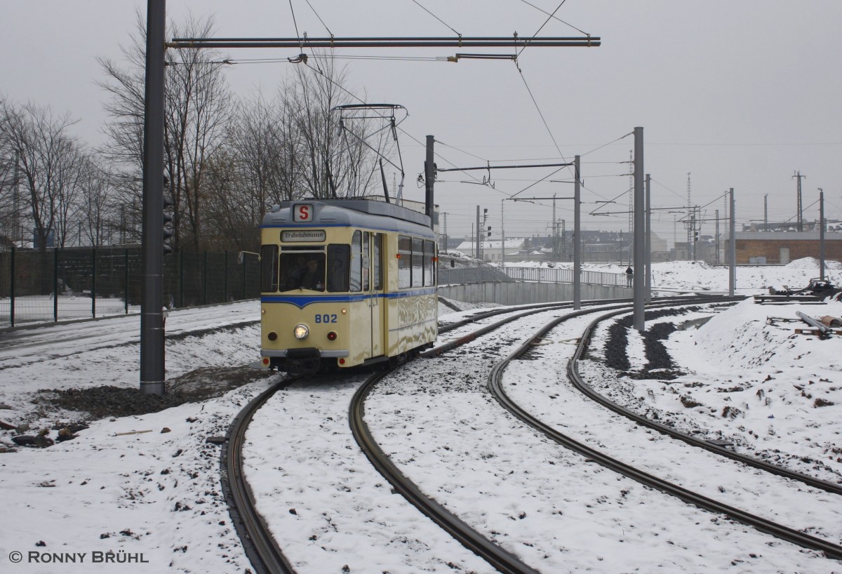 Am Tag der Erffnung des neuen Streckenabschnitts von der Strae der Nationen zum Hauptbahnhof, befhrt der historische Triebwagen 802 der Chemnitzer Straenbahnfreunde am 16.02.2013, kommend vom Hbf..