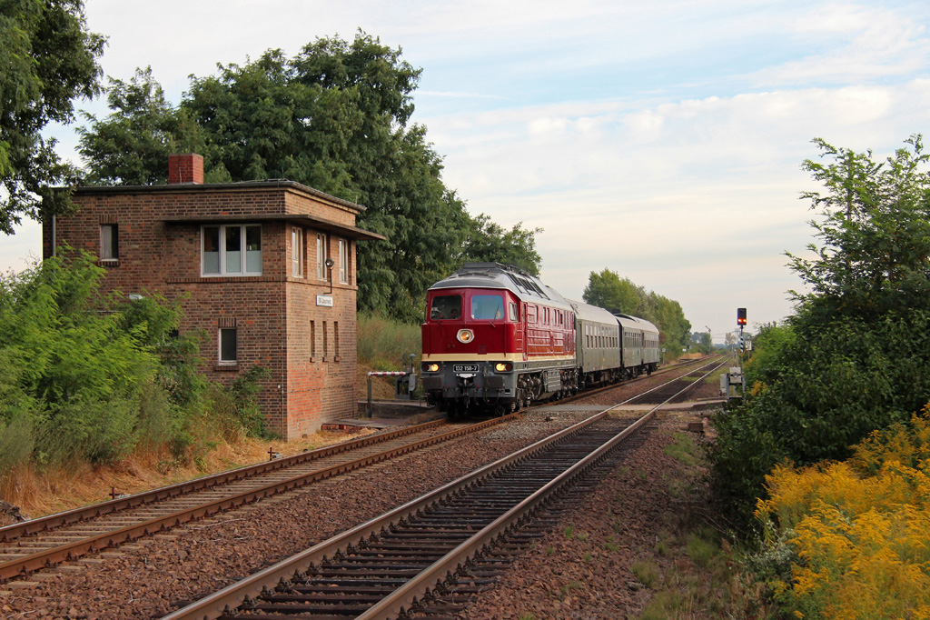 Am Tag nach der Meiningenfahrt mu�te LEG-Ludmilla 132 158-7 gleich noch mal ran. Anla� der heutigen Sonderfahrt des Eisenbahnmuseums Leipzig war das Weinfest in Freyburg an der Unstrut. Hier noch als Leerzug am Morgen des 08.09.2013 am Block Zauschwitz. Und, dieses mal bestand der Zug wirklich nur aus drei Wagen...