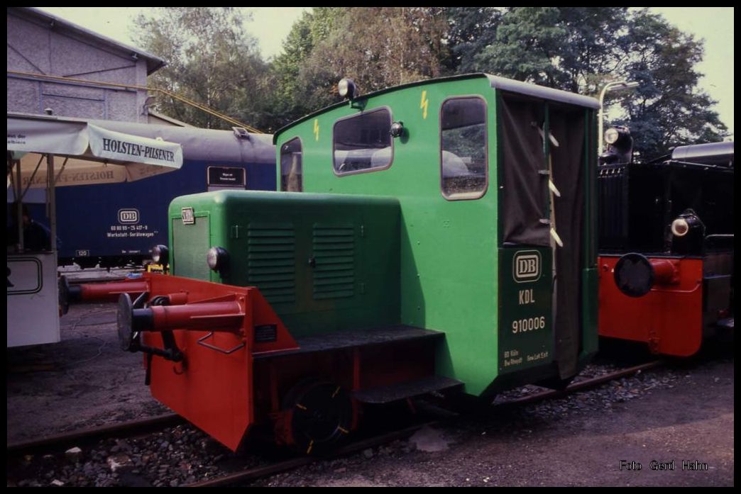 Am Tag der offenen Tür am 17.9.1989 im AW Bremen wurde auch diese Kleinlok mit der Bezeichnung 910006 der DB präsentiert.