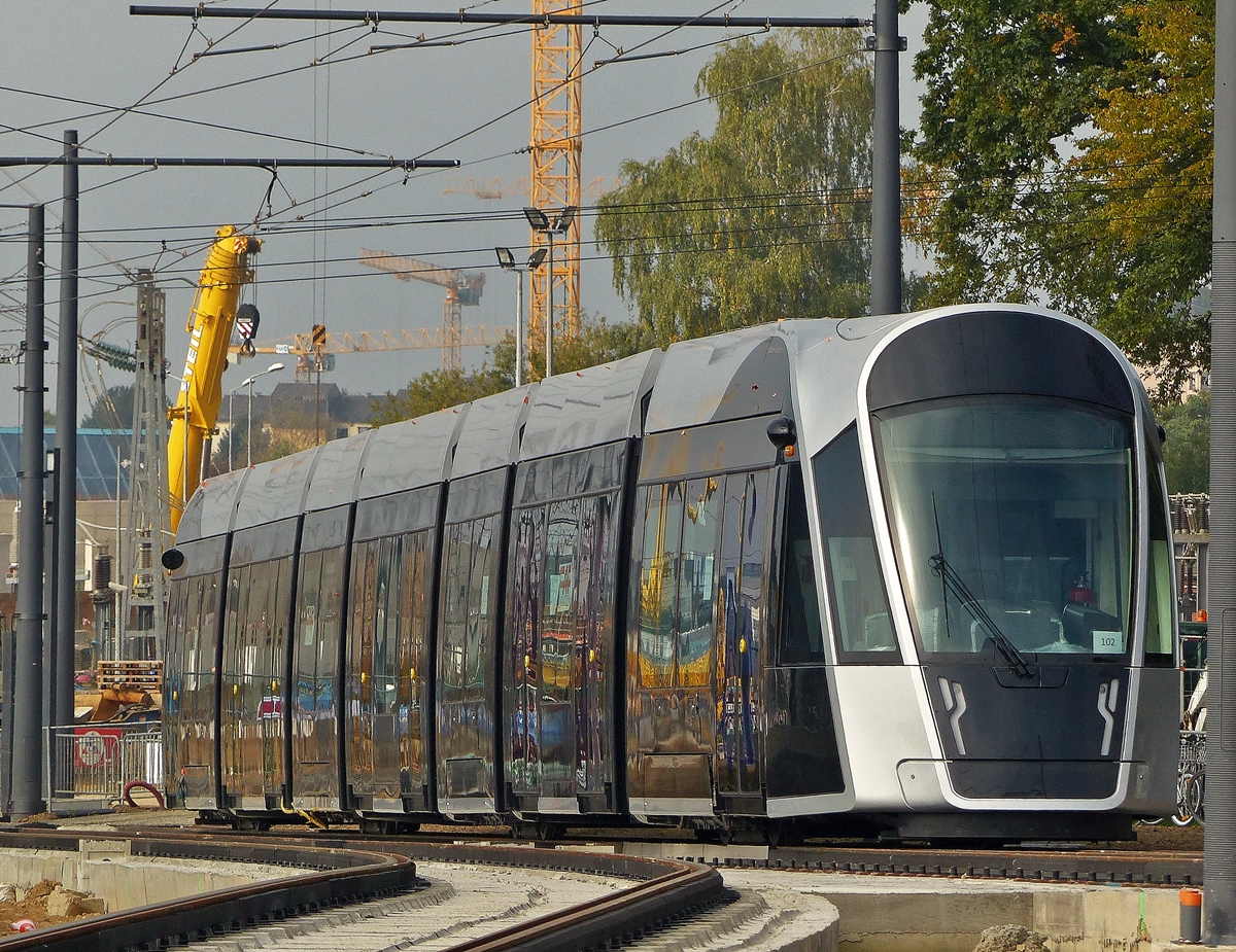 Am Tag der offenen Tr durften die Fotografen sich auch mal im Gleisbereich aufhalten, insbesondere wenn der CAF Urbos von Luxtram S.A. sich abgebgelt sonnte und deshalb keinerlei Gefahr fr die Fotografen darstellte. Luxembourg-Kirchberg, den 23.09.2017 (Jeanny)