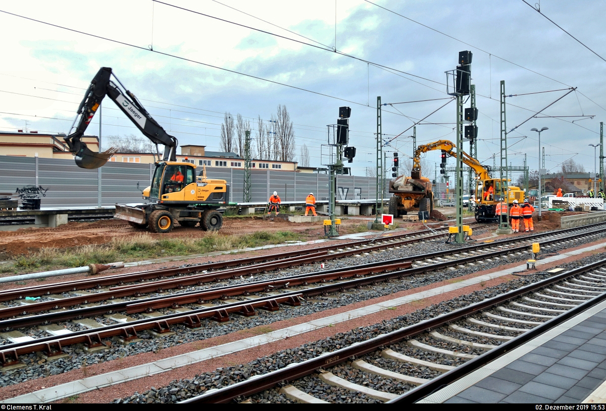 Am Tag der offiziellen Inbetriebnahme der Westseite (Gleise 4–7) in Halle(Saale)Hbf wurde mit dem Rückbau des Interimsbahnsteigs Halle(Saale)Hbf Gl. 13a auf der Ostumfahrung für den Güterverkehr (6349) begonnen. Nach vier Jahren stehen zumindest wieder 10 statt bisher 7 bzw. 8 von 13 Gleisen zur Verfügung, sodass diese im November 2016 entstandene Behelfslösung entbehrlich wird.
Hierfür rollten (Zweiwege-)Bagger und ein Kipplader von Jaeger Bernburg (Jaeger Ausbau Beteiligung GmbH + Co KG) an, um die Platten von Bahnsteig und dessen Zugang zu demontieren.
Damit fällt eine meinerseits beliebte Fotostelle nun wieder weg.

(Bild 3)
[2.12.2019 | 15:53 Uhr]