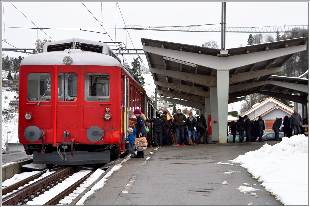 Am Tag der Weihnachtsmärkte in Heiden und Wienacht-Tobel wird die RHB rege benützt und die Züge fahren im Halbstundentakt. Der ABDeh 2/4 24 und der Bt 31 sind als Extrazug unterwegs. (29.11.2015)