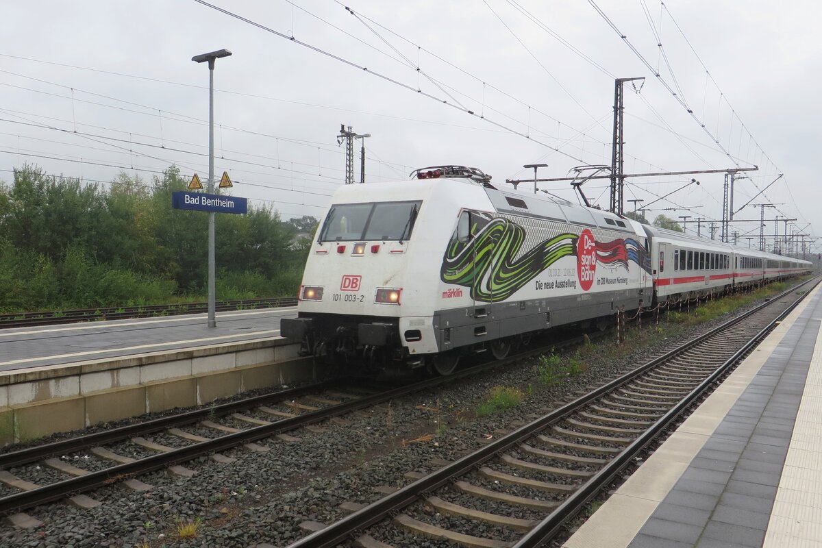 Am trüben 19 Juni 2022 bringt 101 003 mit der IC-Berlijn ein Bisschen Farbe in Bad Bentheim. Dort wird sie von ein NS Reizigers 1700er ersetzt werden.