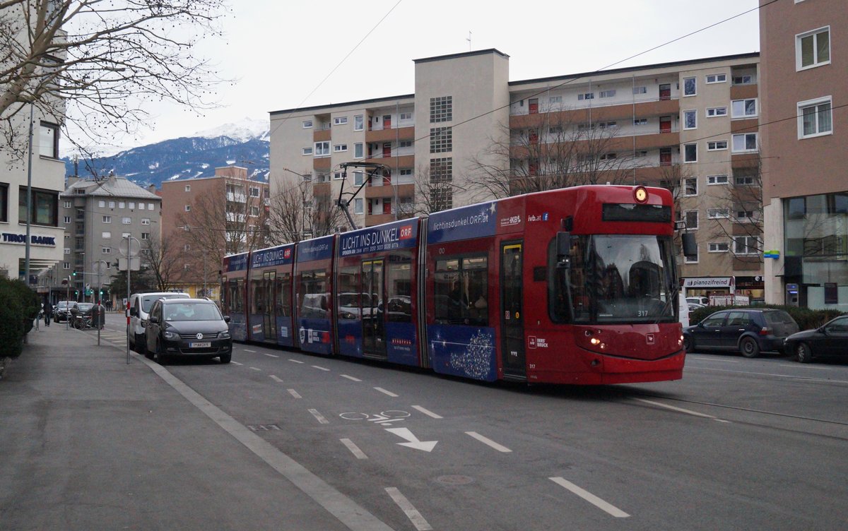Am trüben 21.12.2018 befand sich der Flexity Outlook Cityrunner Nr. 317 der Innsbrucker Verkehrsbetriebe mit Werbung für die Spendenaktion  Licht ins Dunkel  auf der Linie 3 im Einsatz. Gegen 15 Uhr konnte er auf der Fahrt Richtung Westen ins Stadtzentrum auf der Amraser Straße unweit des Rapoldiparkes aufgenommen werden.