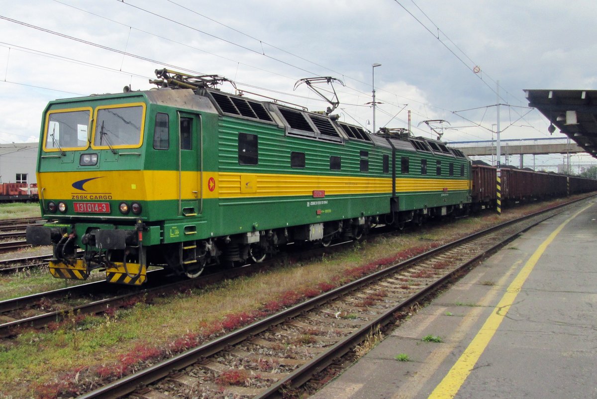 Am trüben 26 Mai 2015 treft 131 014 mit ein Kohlezug in Ostrava hl.n. ein.