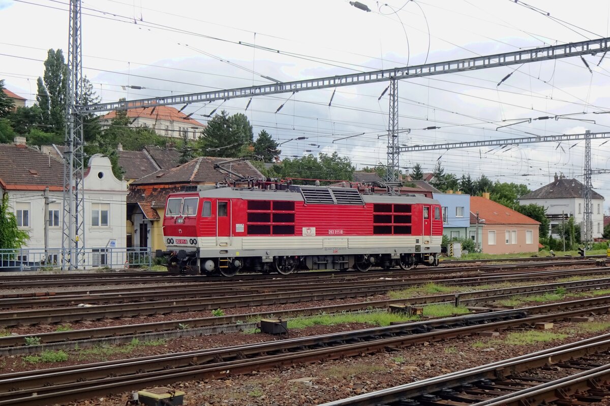 Am trüben 27 Augustus 2021 lauft ZSSK 263 011 um in Bratislava hl.st.