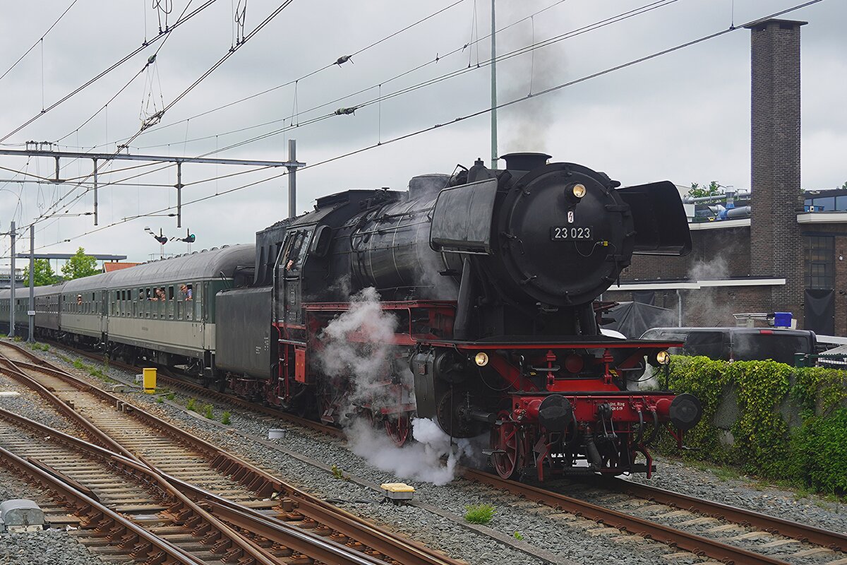 Am tr�ben 5 Juli 2026 zieht SSN 23 023 einSHM Sonderzug nach Enkhuizen aus das Bw Hoorn aus. Das Wochenende von 4-5 Juli sah nicht n�r das jahrliche Bello-Festival, aber auch das 50.Jahresjubil�um der Stoomtram Hoorn-Medemblik.