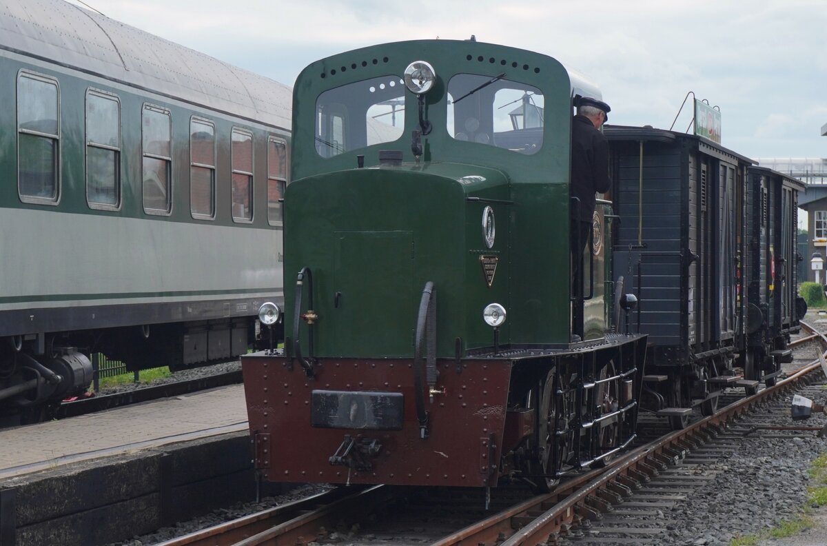 Am tr�ben 5 Juli 2026 rangiert ex-NS, heute SHM 101 mit ein kurzer Fotoguterzug durch das Bw Hoorn aus w�hrend das Bello-festival der SHM. Das Wochenende von 4-5 Juli sah nicht n�r das jahrliche Bello-Festival, aber auch das 50.Jahresjubil�um der Stoomtram Hoorn-Medemblik.