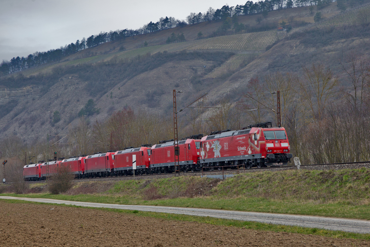 Am trüben Morgen des 13.3.2016 fährt in Thüngersheim ein Lokzug bestehend aus der 152 042-8 / 152 067-3 / 185 219-3 / 185 294-6 / 185 066-8 / 185 143-5 und der Werbelokomotive 185 142-7 vorüber.