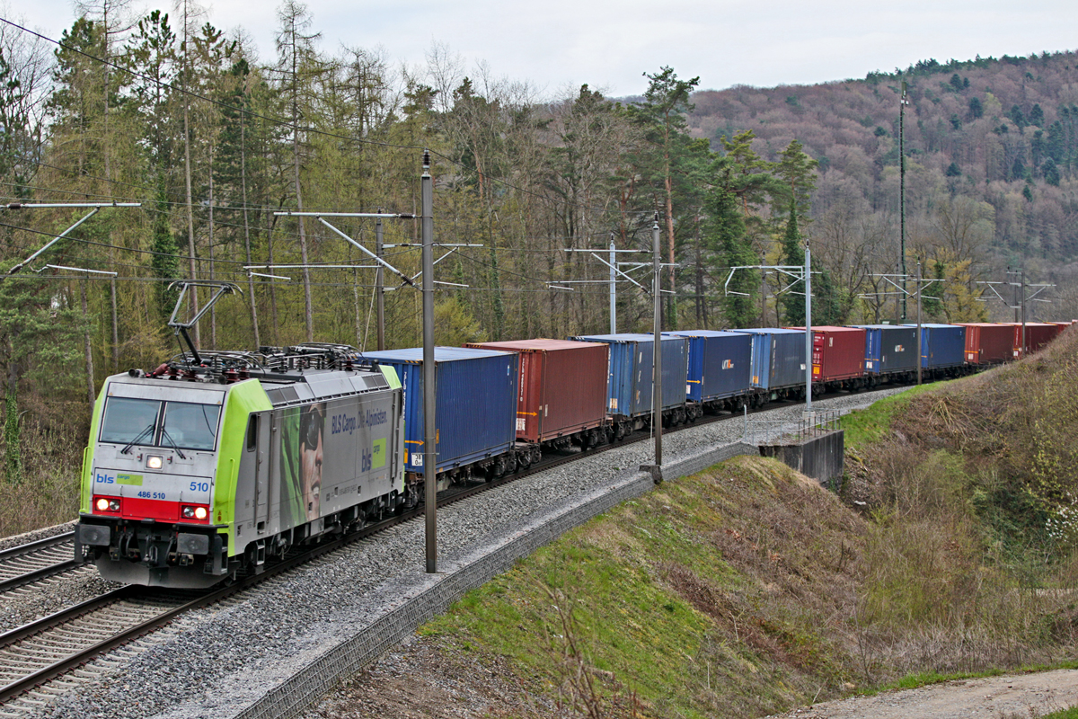 Am trüben Morgen des 7.4.2016 fährt die Re 486 510 mit einem Containerzug in Villnachern vorüber.