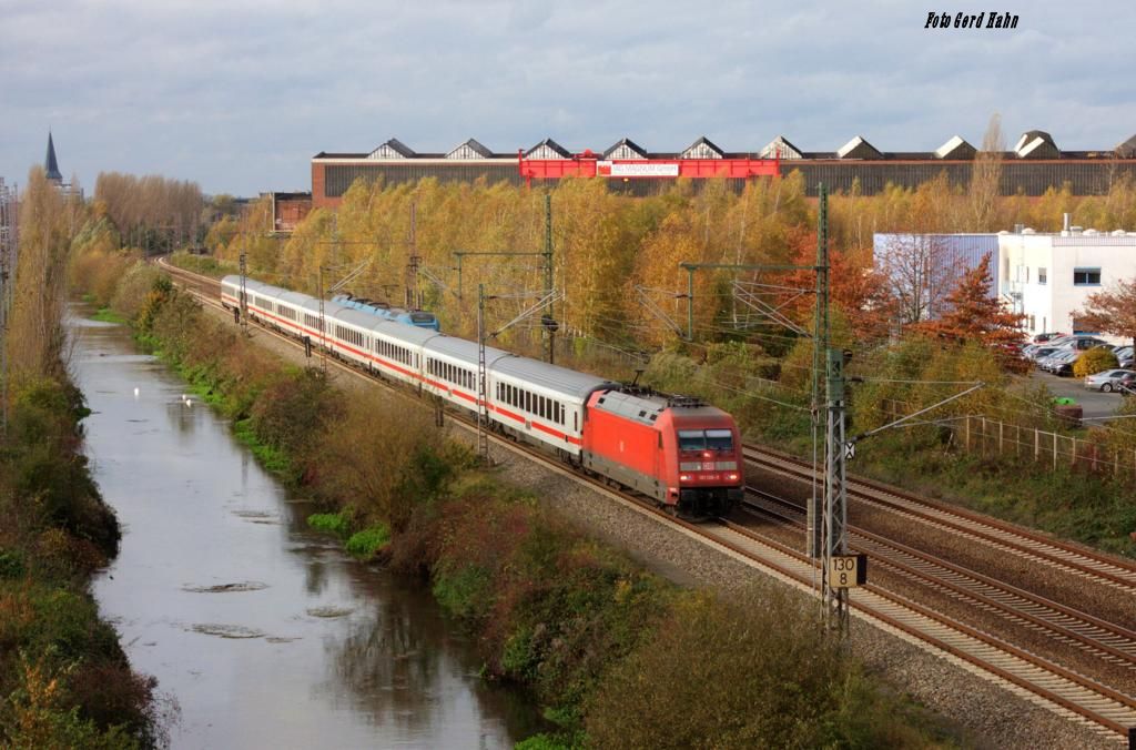 Am Ufer der Hase in Osnabrück ist am 3.11.2014 um 12.09 Uhr die 101128 mit dem IC 143 Richtung Hannover / Berlin  unterwegs.