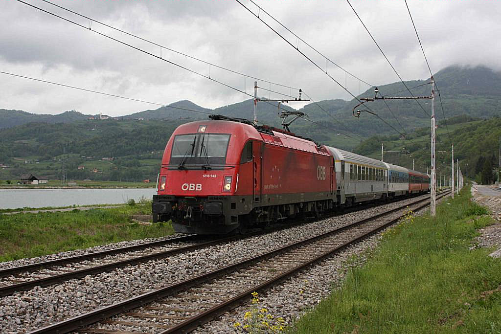 Am Ufer der Sava bei Orchovo nahe Radece war am 28.4.2008 der ÖBB Taurus 1216.145 mit einem EC nach Zagreb unterwegs.
