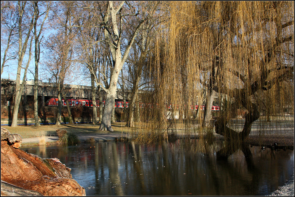 Am Unteren Schlossgarten entlang -

Ein S-Bahnzug passiert einen kleine Teich im Stuttgarter Schlossgarten.

31.12.2016 (M)