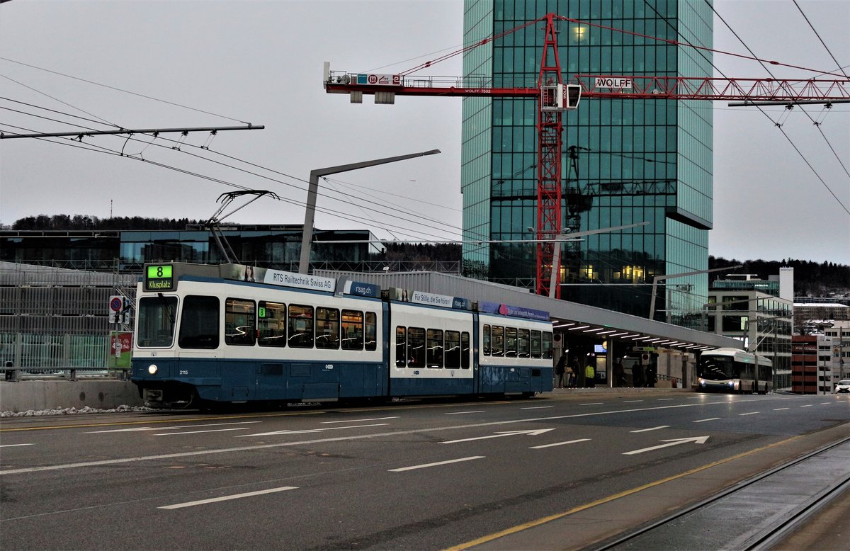 Am vergangenem Tag, 9. Dezember 2017 wurde die Verlängerung der neuen Tramlinie Nr. 8 feierlich eingeweiht. Am 10. Dezember 2017 am Tag des SBB Fahrplanwechsels, fährt die VBZ Be 4/6 Nr. 2115 als Linie 8 nach Klusplatz in der neuen Station Zürich Hardbrücke, Bahnhof ab.