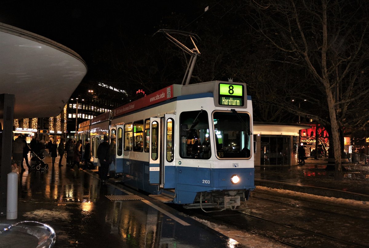 Am vergangenem Tag, 9. Dezember 2017 wurde die Verlängerung der neuen Tramlinie Nr. 8 feierlich eingeweiht. Am 10. Dezember 2017 am Tag des SBB Fahrplanwechsels, kommt die VBZ Be 4/6 Nr. 2103 als Linie 8 nach Hardturm bei der Station Zürich Bellevue an. 