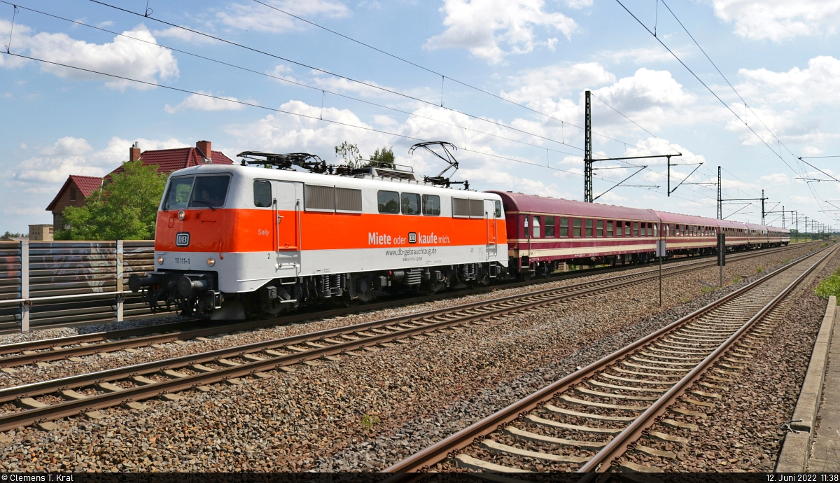 Am vergangenen Wochenende gab sich 111 111-1  Sally  die Ehre, einen Partyzug zwischen Ost- und Westdeutschland anzuführen. Auf Höhe des Hp Dieskau konnte die Cremeschnitte mit den dafür typischen Wagen eingefangen werden.
Die Aufnahme entstand selbstverständlich am Bahnsteigende.

🧰 DB Gebrauchtzug (DB Regio NRW) | Euro-Express Sonderzüge GmbH & Co. KG für Müller-Touristik GmbH & Co. KG
🚝 MT 1875 Flughafen Leipzig/Halle–Köln Hbf
🕓 12.6.2022 | 11:38 Uhr