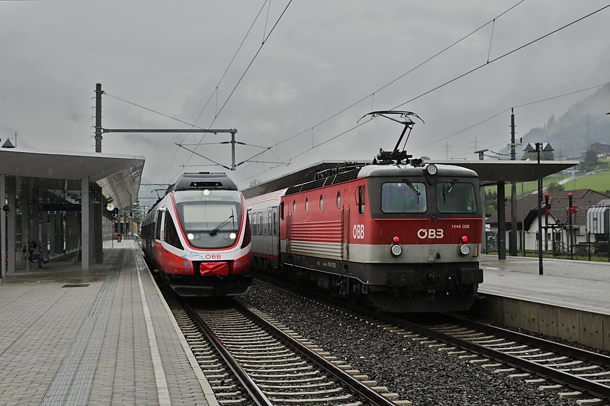 Am verregneten 02.10.2019 trifft 1044 026 mit ihrem IC von Graz nach Salzburg im Bahnof Schladming auf einen 4024 nach St. Michael