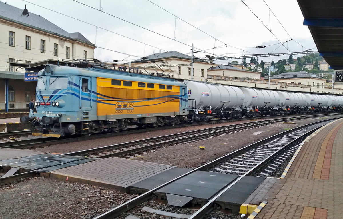 Am verregneten 19 September 2017 durchfahrt CER 242 219 mit ein Nacco kesselwagenzug Bratislava hl.st.; eine der beste Bahnhöfe für jeder, der Slowakische, Tsjechischen und Ungarische privatbahnen in Guterverkehr fotografieren will.