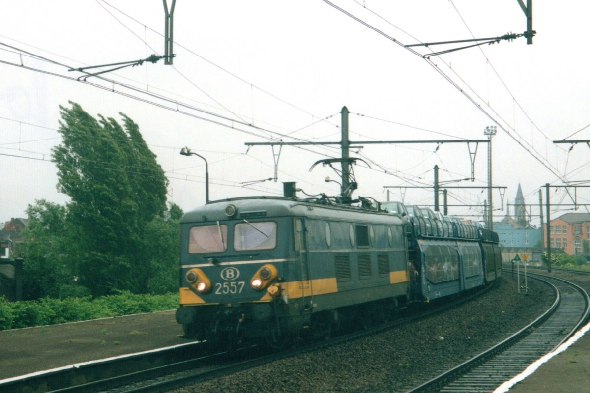 Am verregneten 20 September 2004 durchfahrt 2557 mit ein Ganzzug Antwerpen-Dam.