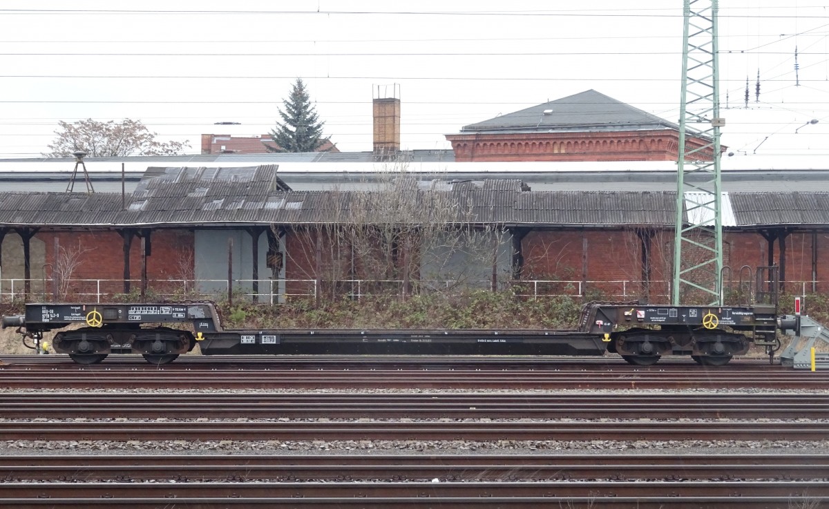 Am verregneten 21.2.2016:  Tiefladewagen mit der Nummer  80 80 D-DB 9719 142-9 abgestellt  in Cottbus Hbf.  Wagen dieser Bauart werden zum Transport von Kleinlokomotiven unter anderem zum und vom hiesigen Ausbesserungs-Werk für Dieselloks verwendet. Daher die  80  vorneweg- damit gilt er wohl als Dienstgüterwagen.