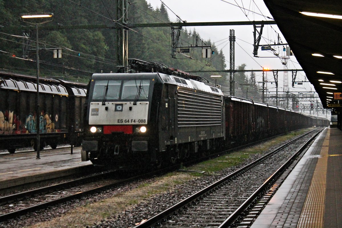 Am verregneten Abend des 05.07.2018 rollte MRCE/LM ES 64 F4-088 (189 988-9) mit einem gemischten Güterzug aus Brescia in den Bahnhof von Brennero ein. Nach einem Systemwechsel brachte sie den Zug dann weiter in Richtung Inntal/Kufstein.