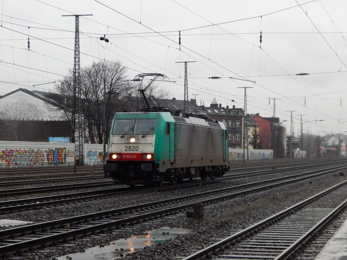 Am verregneten Morgen des 27.2 kam E186 212 Lz durch Köln West gefahren.

Köln 27.02.2015