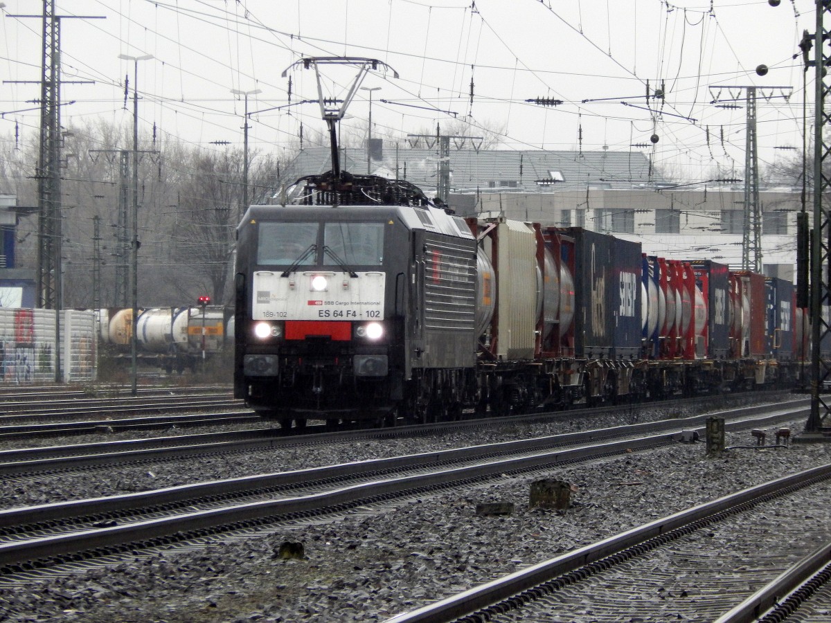 Am verregneten Morgen kam 189 102 SBB Cargo International mit einen Containerzug durch Köln West gefahren.

Köln 27.02.2015
