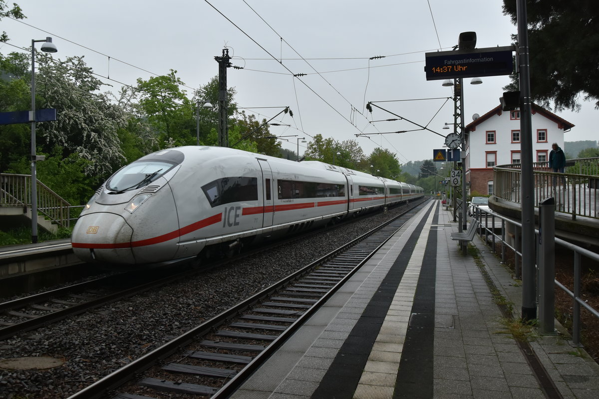 Am verregneten Nachmittag des 8. Mai 2019 kommt der ICE 717/alias 407 517/017 durch Neckargerach gen Köln gefahren. Aus Anlass der Bundesgartenschau in Heilbronn lässt die DB AG den Zug von Montags bis Freitags die Relation Köln/Stuttgart und Retour verkehren.