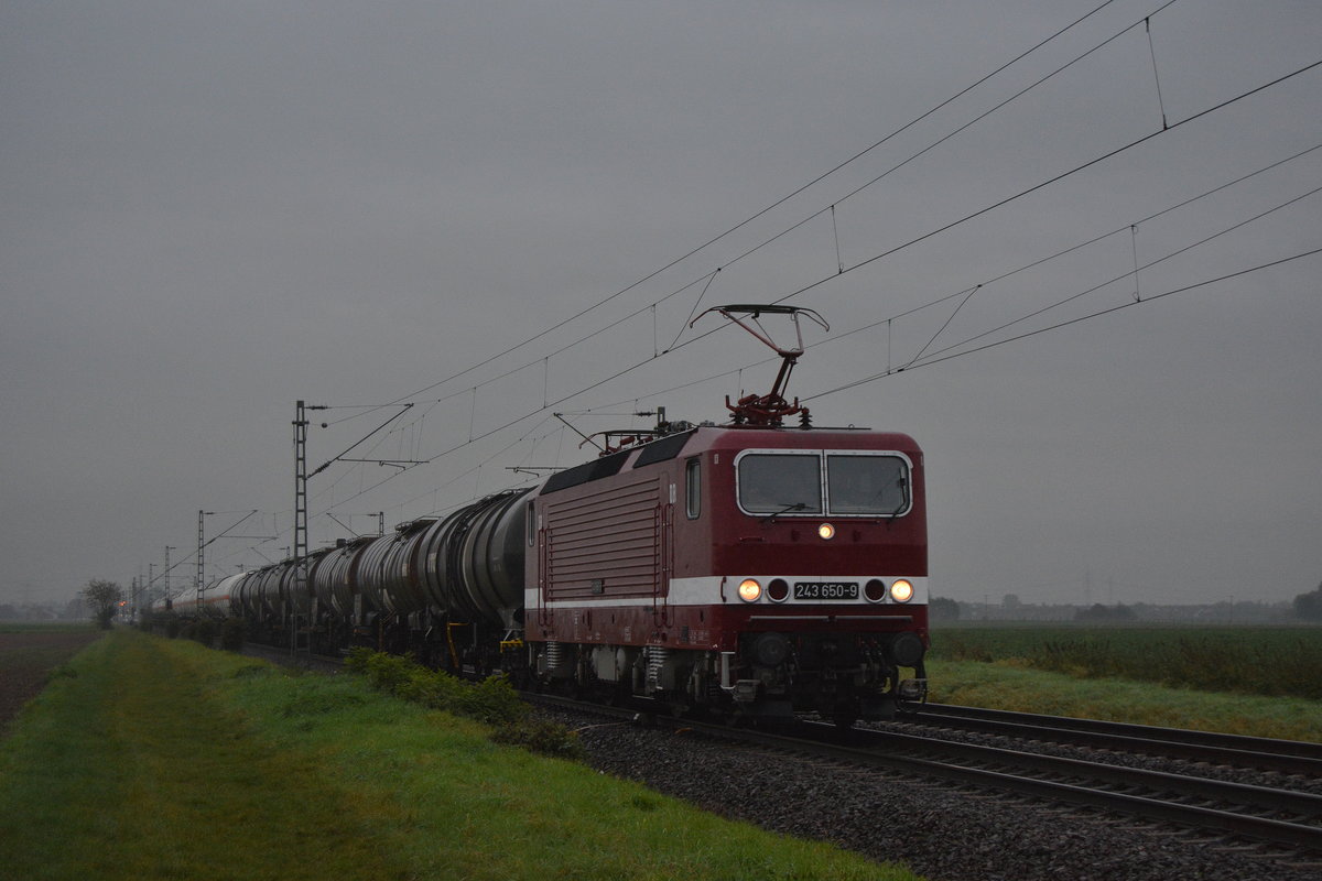 Am verregneten Samstag Morgen kam die 243 650 mit Kesselwagen gen Neuss durch Allerheiligen gefahren.

Allerheiligen 30.09.2017