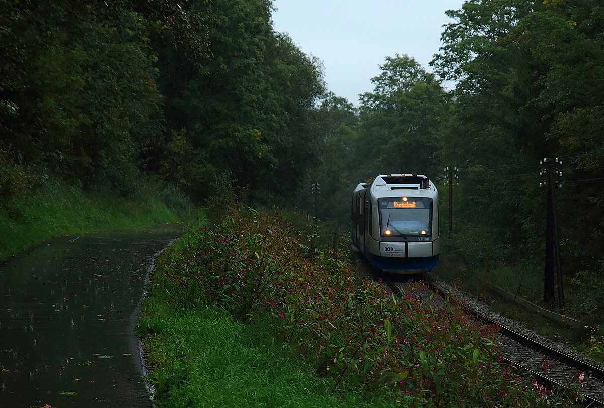 Am völlig verregneten 19.09.2017 fährt der VT 106 am Schliersee entlang in Richtung Bayrischzell