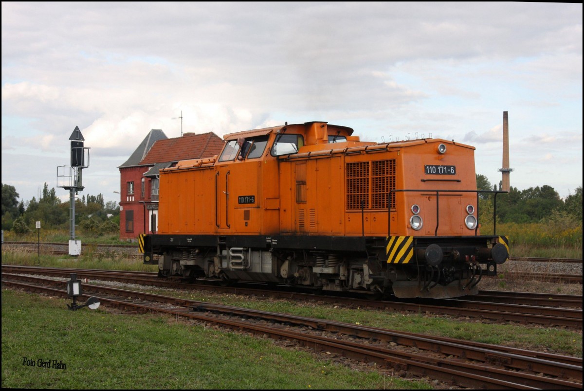Am Vorabend des Betriebsfestes des BW Staßfurt rangierte 110171 am 25.9.2015 diverse andere Loks an ihre Plätze. Hier ist 110171 gerade vor dem ehemaligen Stellwerk in Höhe der BW Ausfahrt aktiv.