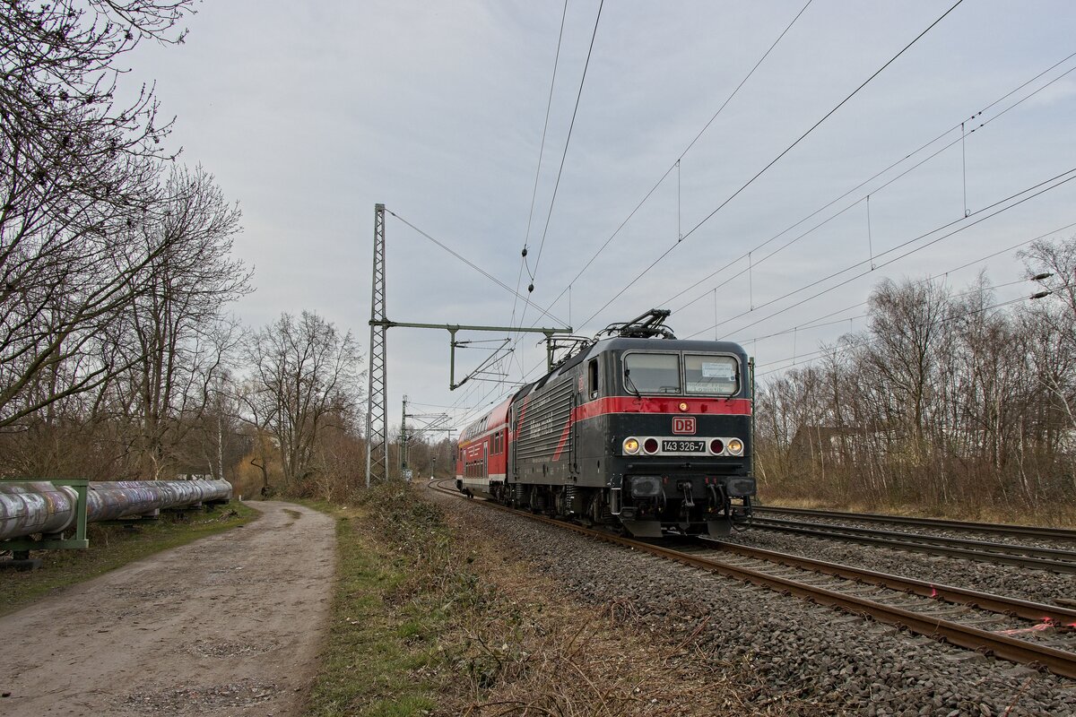 Am vorletzten Betriebstag des Ersatzverkehrs auf der Linie RB 46 zieht 143 326-7 den Ein-Wagen-Ersatzzug durch Bochum-Hofstede (12.03.2022) 