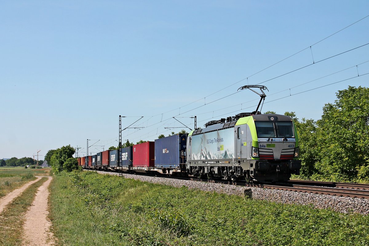 Am Vormittag des 02.06.2020 fuhr Re 475 403  BLS Cargo. The Aplinists.  mit einem Containerzug nach Rotterdam nördlich von Müllheim (Baden) bei Hügelheim über die KBS 702 durchs Rheintal in Richtung Buggingen.
