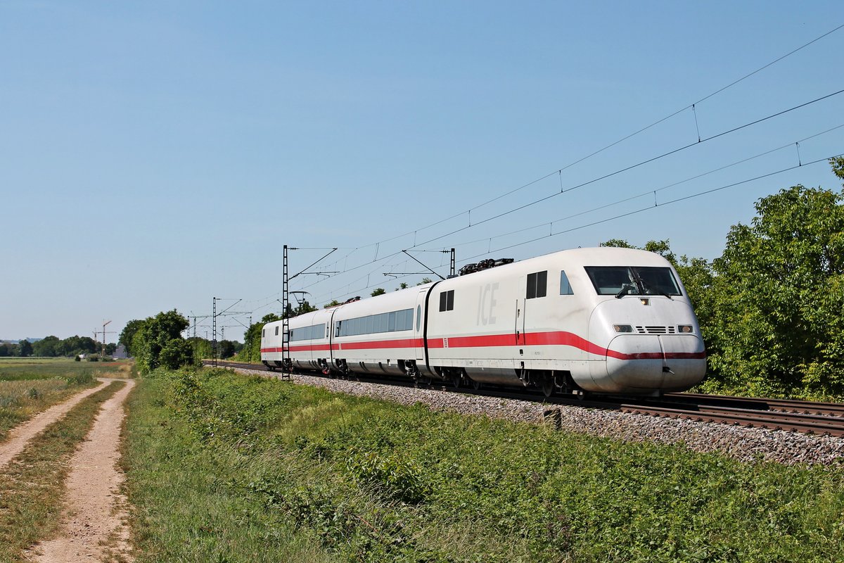 Am Vormittag des 02.06.2020 fuhr der ICE-S 410 101-0/410 102-8 als LPFT-A 92902 (Basel Bad Bf - Minden (Westf.)) nördlich von Müllheim (Baden) bei Hügelheim über die Rheintalbahn durchs Markgräflerland in Richtung Freiburg (Breisgau).