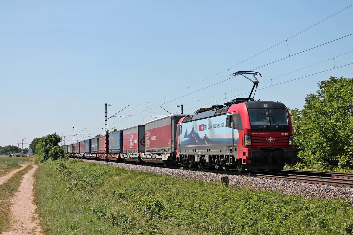 Am Vormittag des 02.06.2020 fuhr LokRoll/SBBCI 193 472  Köln  mit einem langen KLV aus Italien nördlich von Müllheim (Baden) bei Hügelheim über die Rheintalbahn durchs Markgräflerland in Richtung Freiburg (Breisgau).