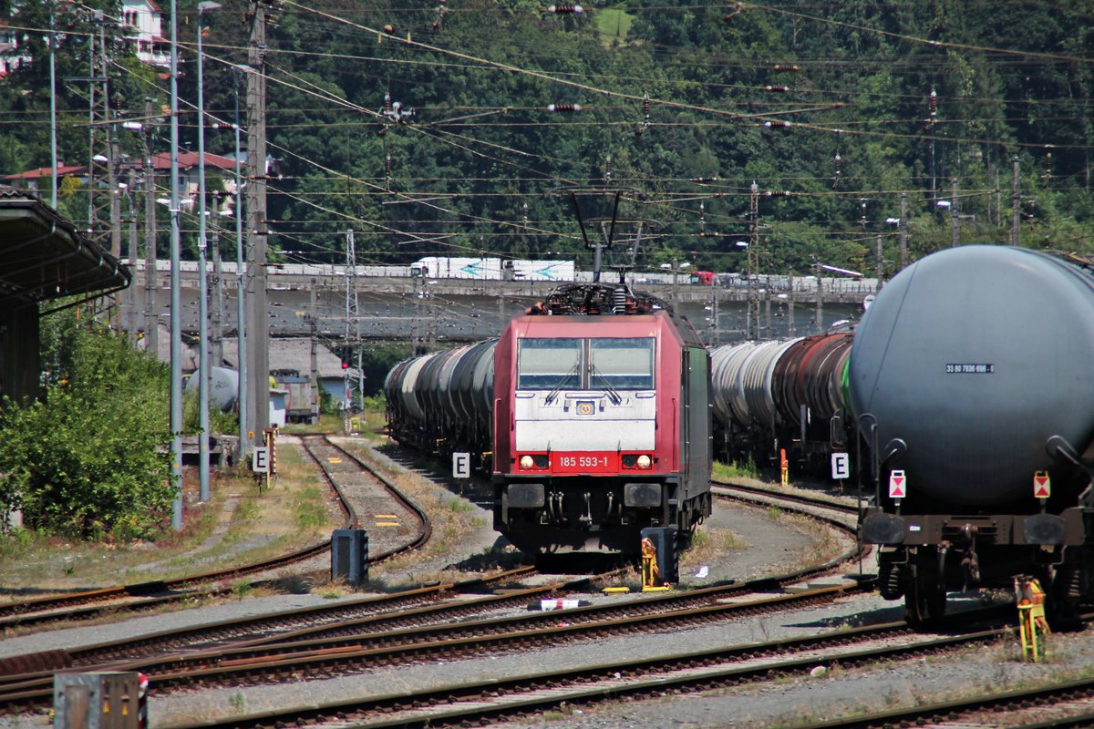 Am Vormittag des 02.07.2018 stand BRLL/LTE 185 593-1 zusammen mit BRLL/LTE 185 590-7 und einem langen Kesselwagenzug im Bahnhof von Kufstein und warteten auf ihre Abfahrt in Richtung Innsbruck.