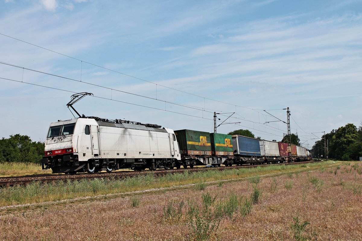 Am Vormittag des 03.06.2020 fuhr AKIEM/BLSC/TXL 186 907 mit dem DGS 41033 (Krefeld Uerdingen - Busto Arsizio) aus Richtung Neulußheim kommend über die Rheintalbahn gen Waghäusel.