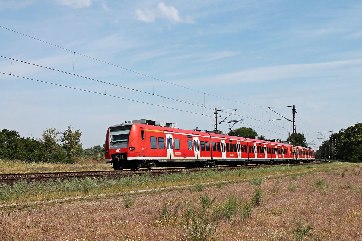 Am Vormittag des 03.06.2020 fuhr 425 019-7 zusammen mit 425 111-2 als RB 2 (Mannheim Hbf - Karlsruhe Hbf) von Neulußheim kommend über die Rheintalbahn in Richtung Waghäusel, wo sie ihren nächsten Zwischenhalt einlegen werden.