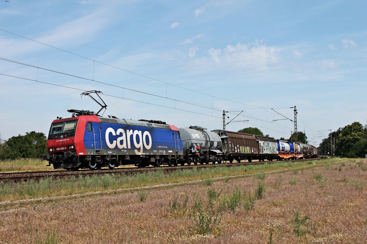 Am Vormittag des 03.06.2020 fuhr Re 482 020-5 mit dem  BASF -Zug (Ludwigshafen BASF Ubf - Karlsruhe Rbf) zwischen Neulußheim und Waghäusel über die Rheintalbahn in Richtung Graben-Neudorf.
