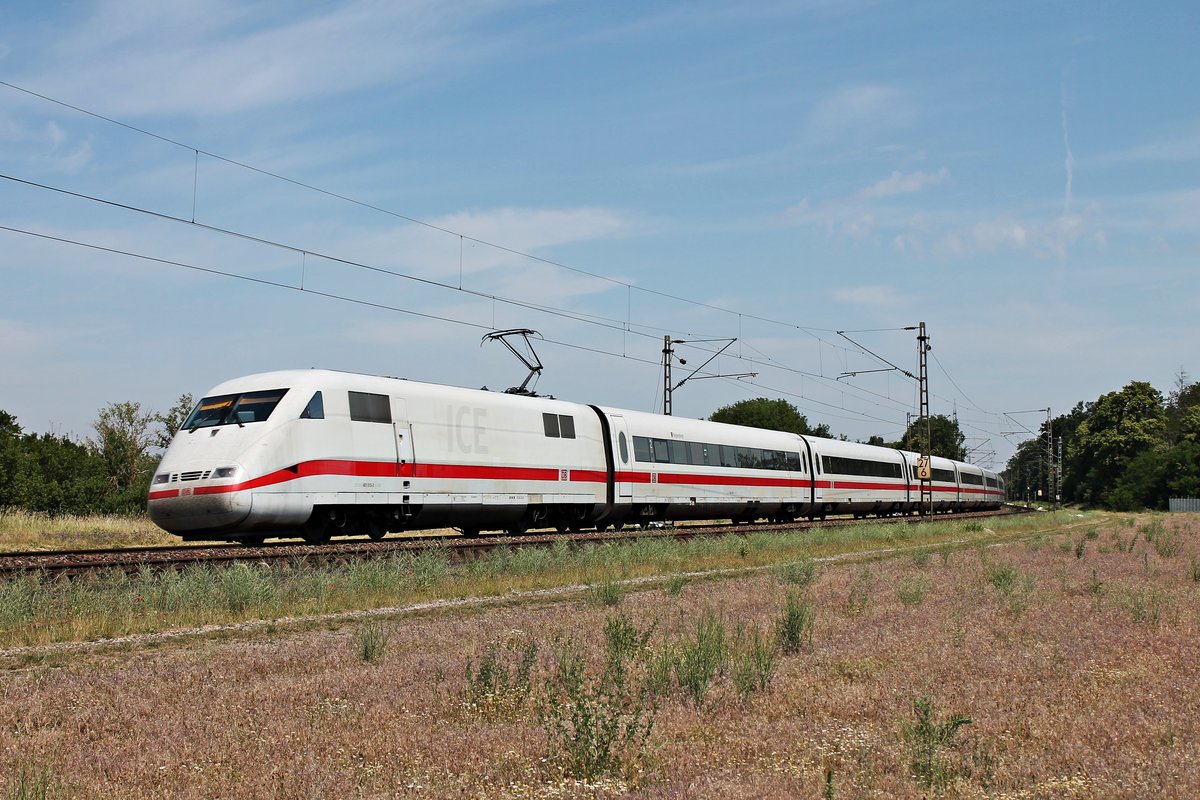 Am Vormittag des 03.06.2020 fuhr 401 015-3  Regensburg  als ICE 277 (Berlin Ostbahnhof - Basel SBB) zwischen Neulußheim und Waghäusel über die Rheintalbahn in Richtung Graben-Neudorf/Karlsruhe.