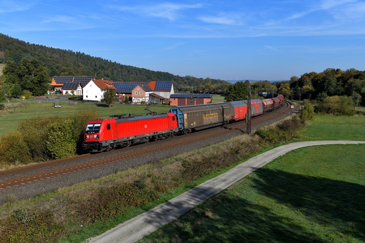 Am Vormittag des 06. Oktober 2018 war 187 127 mit dem EZ 51199 von Seelze nach Nürnberg Rbf unterwegs. An der bekannten Fotostelle bei Hermannspiegel fuhr mir der schöne gemischte Güterzug vor die Linse.