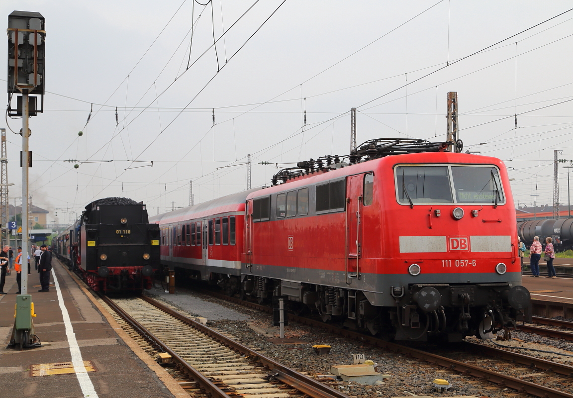 Am Vormittag des 06.09.2014 wartet 111 057, im Schweinfurter Hauptbahnhof, mit einem Regionalzug auf ihren nächsten Einsatz. Links steht 01 118 mit einem Sonderzug der Historischen Eisenbahn Frankfurt in Erwartung der Freigabe zur Ausfahrt in Richtung Meiningen, wo ein Besuch der XX. Dampfloktage ansteht.
