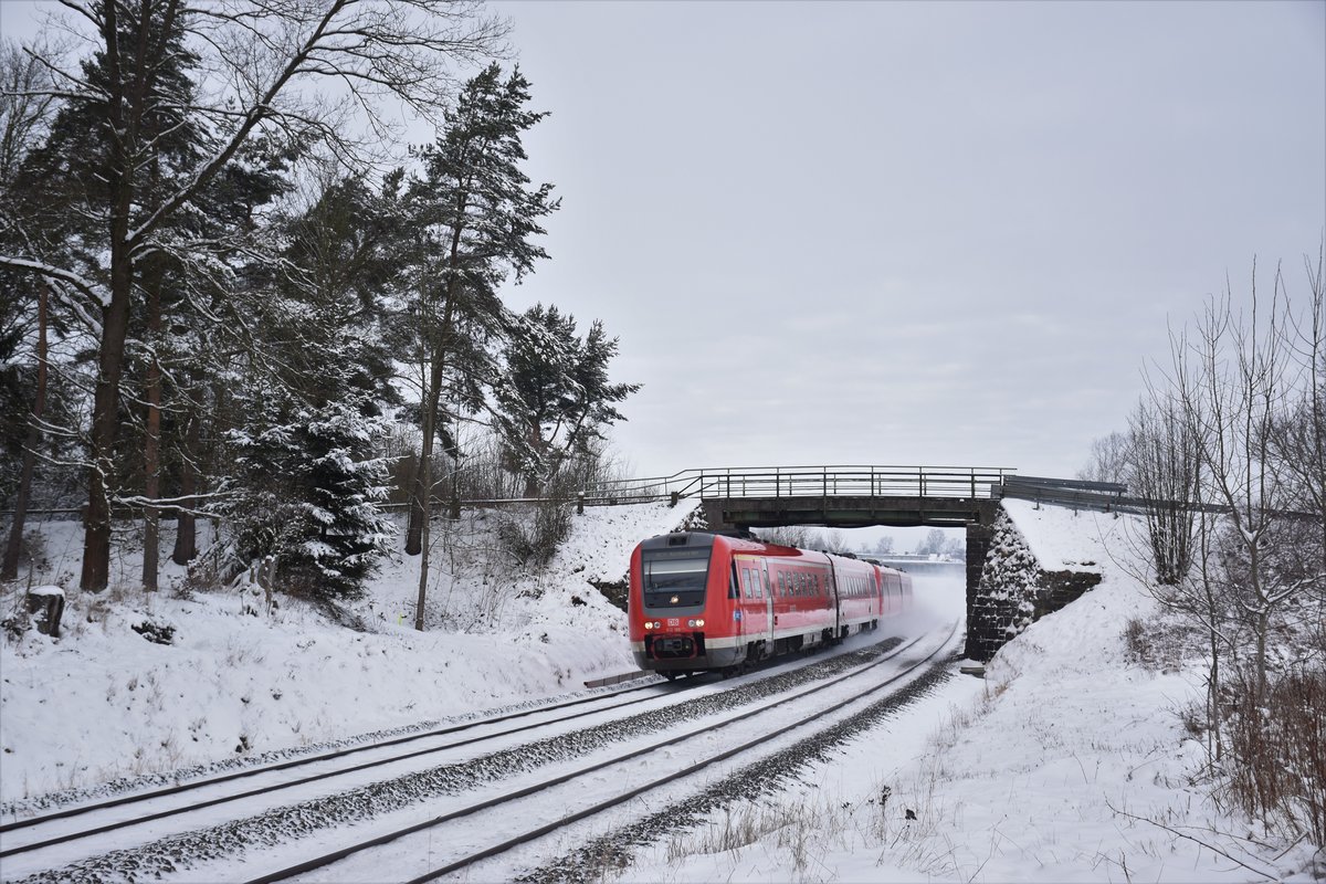 Am Vormittag des 10.01.2021 staubt der RE nach Nürnberg an einer der alten Brücken bei Martinlamitz vorbei.