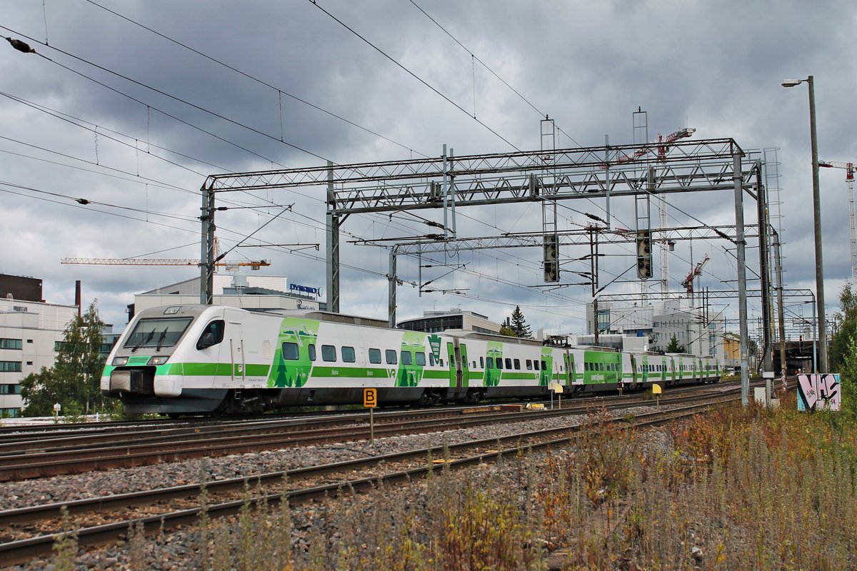 Am Vormittag des 11.07.2019 fuhr Sm3 7113 (7 000 013-3) südlich vom Hauptbahnhof von Tamepere gleich am Güterbahnhof vorbei, als dieser auf dem Weg nach Helsinki war.